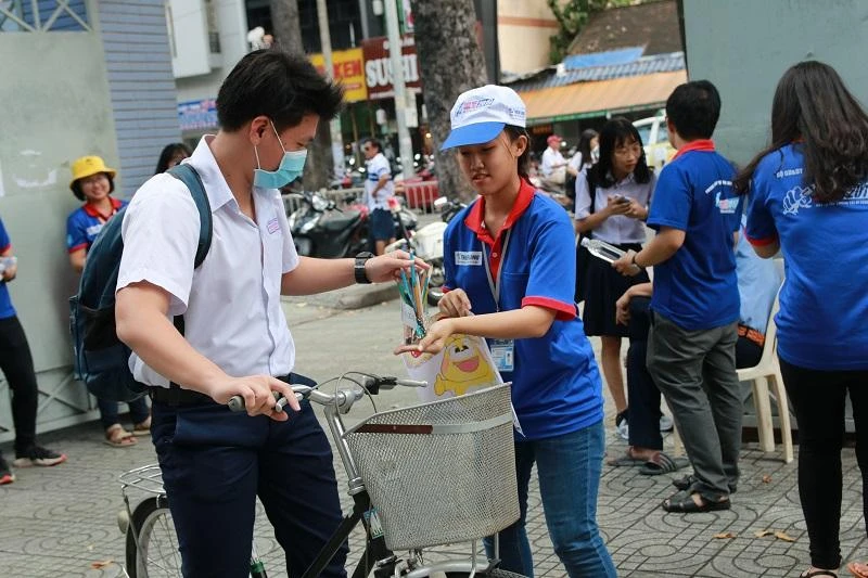 Mùa thi vẫn có support online xịn sò, các sĩ tử cứ yên tâm nha! ✨