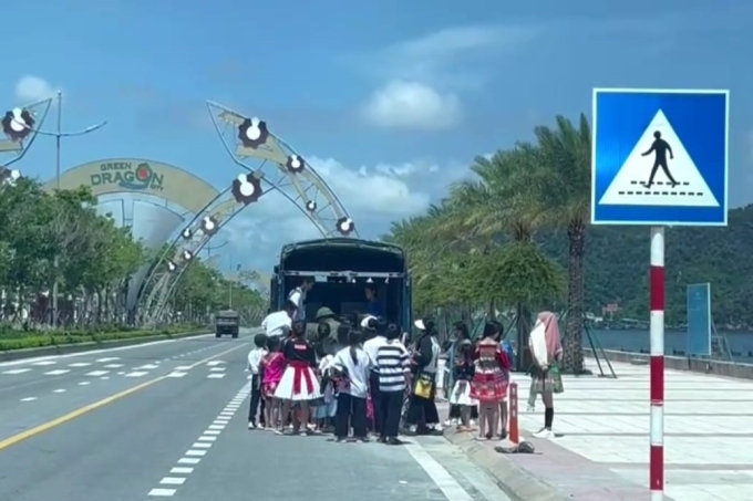 Tài xế ở Quảng Ninh bị phạt vì cho 20 học sinh đi nhờ ngồi ở thùng xe tải