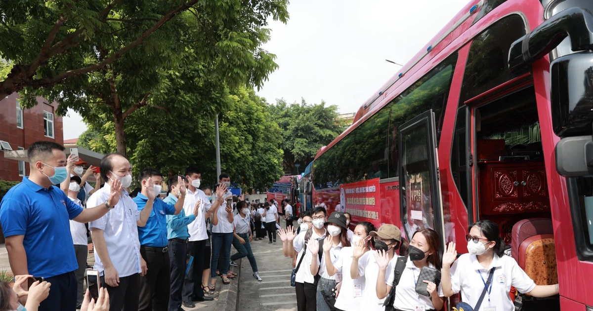 301 chiến binh áo trắng Đại học Y Dược Thái Nguyên lên đường chi viện Sài Gòn giữa tâm dịch