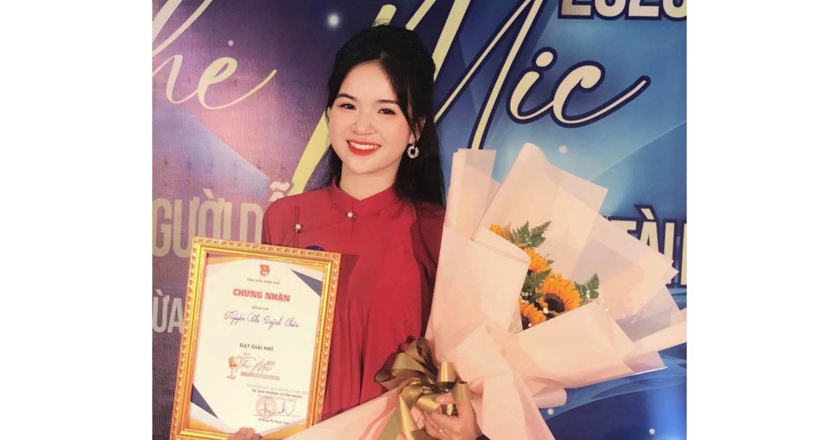 Nữ sinh Báo chí xứ Quảng "cầm mic" thần sầu, rinh về Á quân The Mic 2023