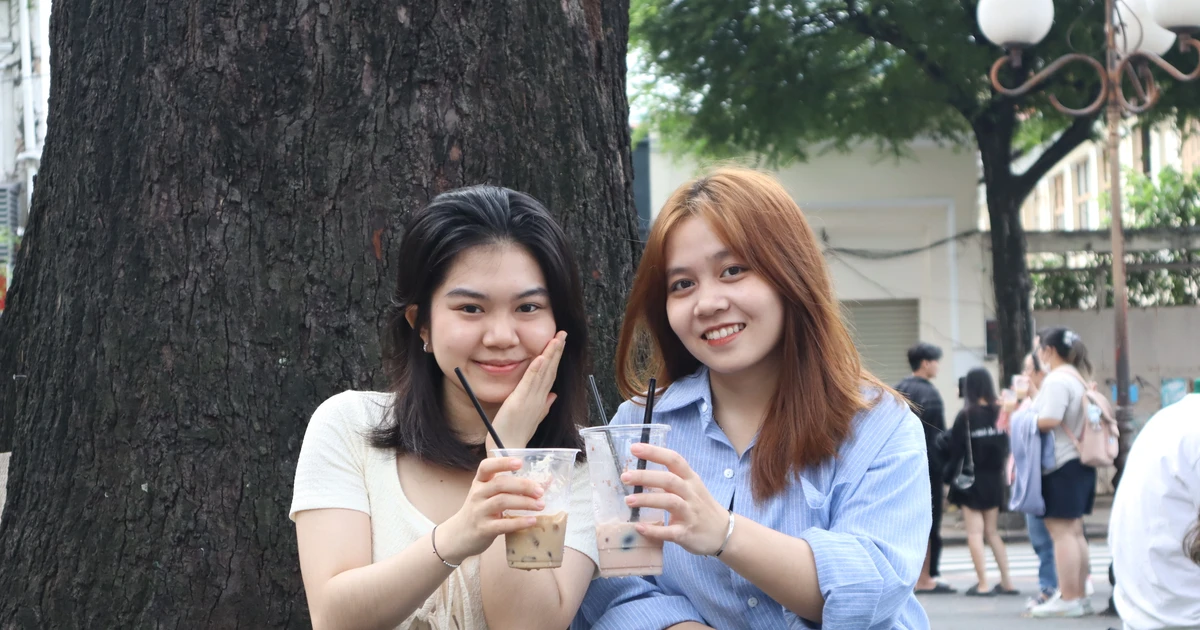 Cuối tuần, giới trẻ Sài Gòn rủ nhau đi cà phê bệt chill phết