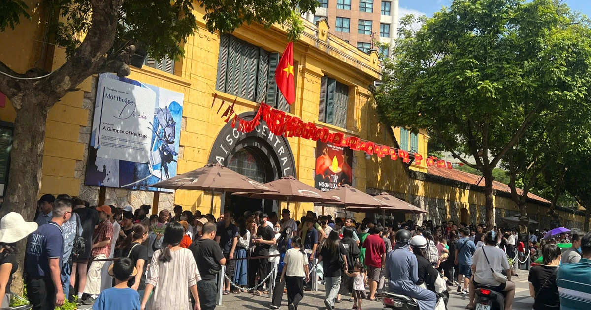 Tết Độc lập về với cội nguồn: Giới trẻ check-in nhà tù Hỏa Lò siêu đông dịp 2/9