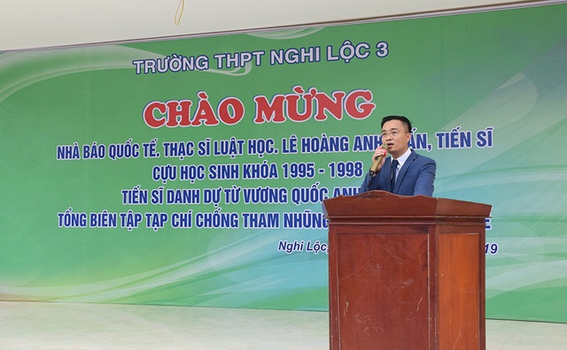 Trường bị yêu cầu báo cáo vụ cựu học sinh tự xưng "nhà báo quốc tế" gây náo loạn