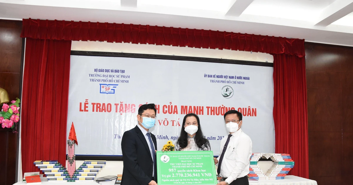 Gần 1.000 cuốn sách khoa học được trao tặng cho trường ĐH Sư phạm TP.HCM - Thư viện xịn sò thêm đồ chơi mới rồi nè!