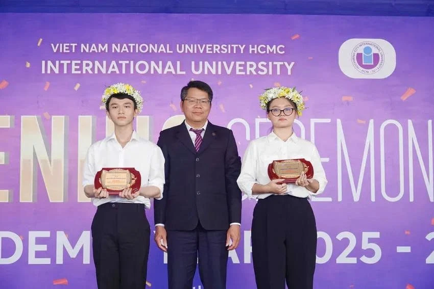 Nam sinh thủ khoa 'kép' và bí quyết học tập đỉnh nóc kịch trần