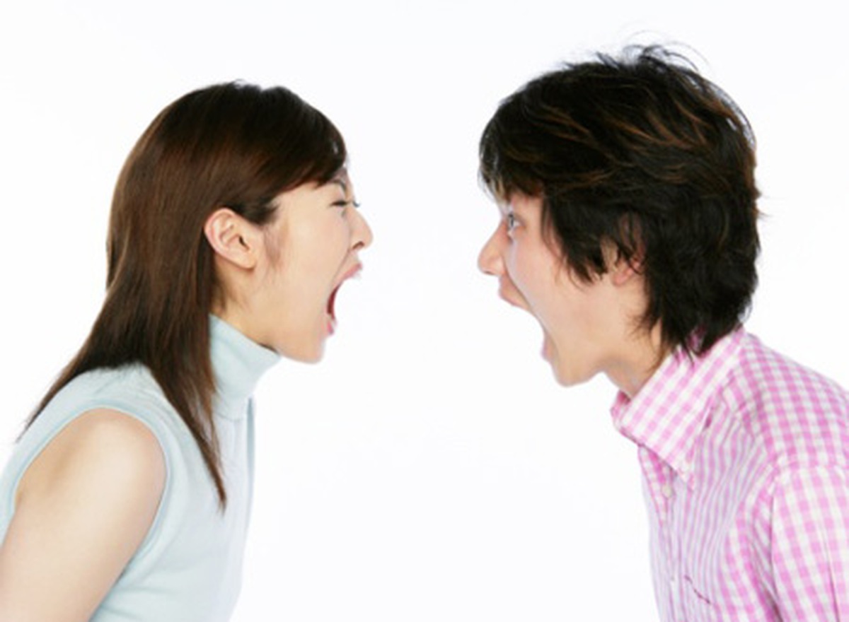 Giận bồ quá, chị gái mang hẳn súng đến công an nộp cho anh ra tay