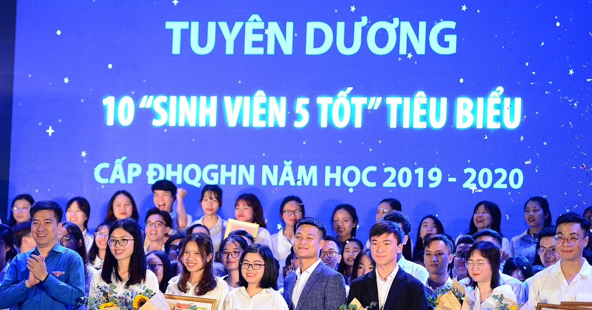 199 sinh viên giỏi giang của ĐHQG Hà Nội được vinh danh, xịn sò quá đi!